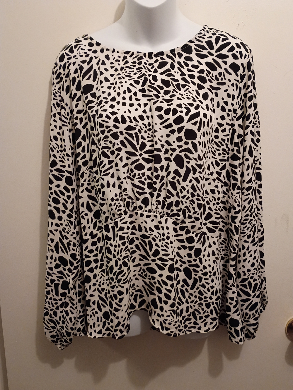 LOFT Black & White Abstract Print Long Sleeve Top
